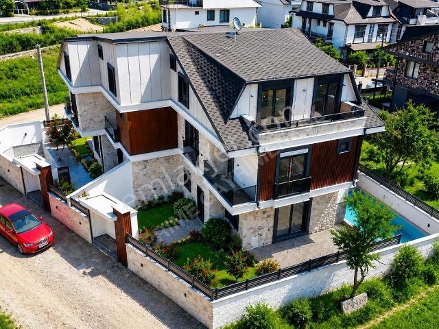 !prıme'dan Oturuma Hazır Geniş Bahçeli Havuzlu Lüks Villa!
