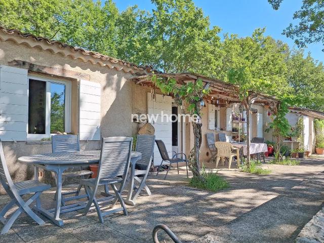 Provence dans la campagne: au calme maison et gîte avec piscine sur 2 ha de beau terrain