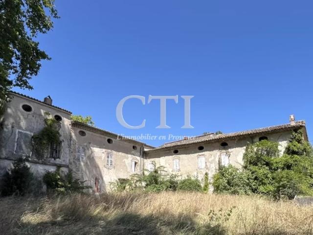 PROVENCE Offre Rare à la Vente: Élégant Château du XVIème Siècle en Provence