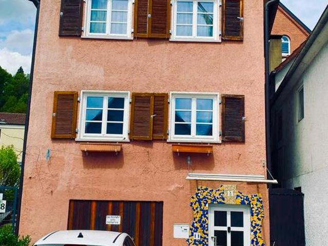 Provisionsfrei! 6 Zi. 3 WCs Haus mit Garage+2 Stellplätze Zentral