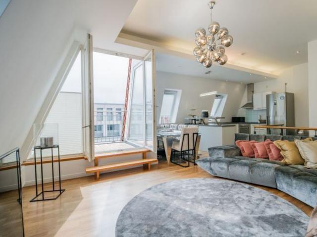 Provisionsfrei! 3 Zimmer Maisonette Wohnung in charmantem Altbau