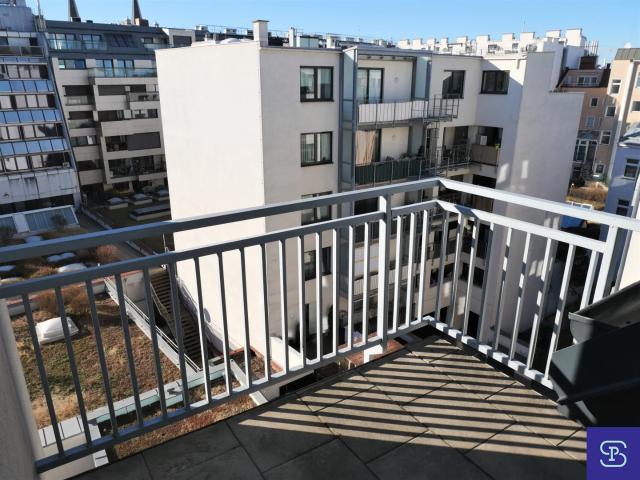 Provisionsfrei: Unbefristete 64m² DG Wohnung mit Terrasse U1 Nähe!