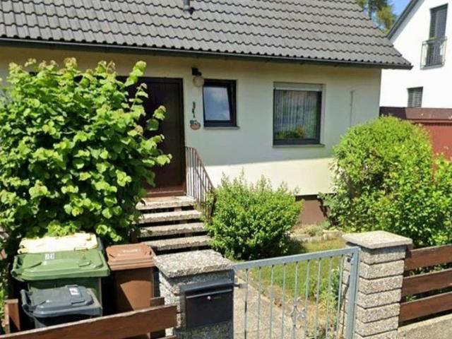 Provisionsfrei! Einfamilienhaus mit Einliegerwohnung und Garage in Fürth Veitsbronn