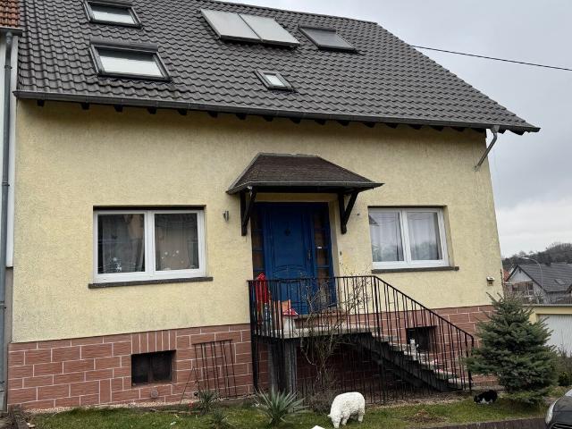 Provisionsfrei Einfamilienhaus mit Garten, Garage und Keller in schöner Lage