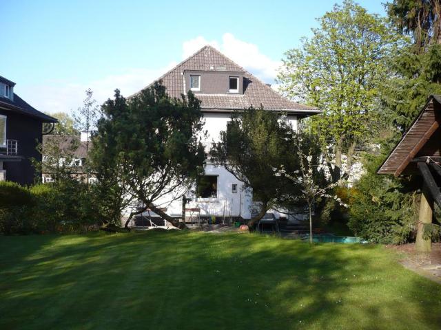 Provisionsfrei ! Freistehendes Stadthaus mit großem Grundstück