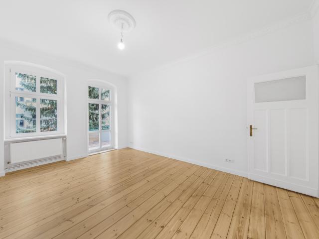 PROVISIONSFREI Frisch sanierter Altbautraum mit Stuckdecken, Badewanne & Balkon sofort einziehen