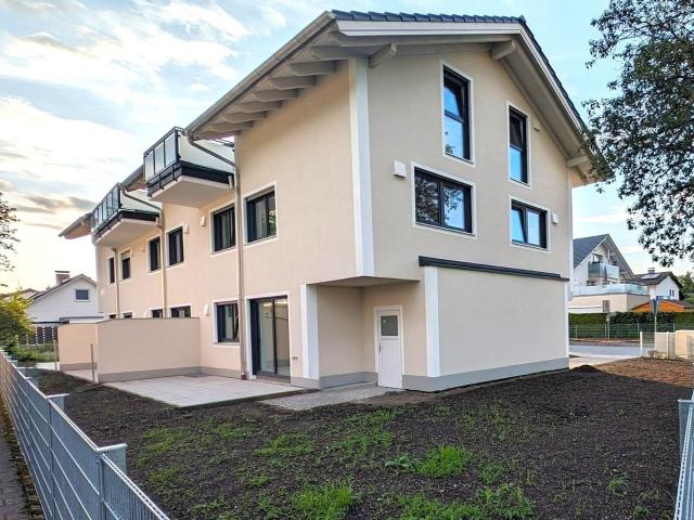 PROVISIONSFREI FÜR DEN KÄUFER: Modernes Neubau Reiheneckhaus mit Dachterrasse in gehobener Ausstattung in Rosenheim Fürstätt
