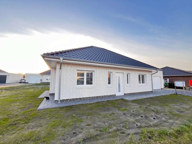 Provisionsfrei für Käufer: Exklusiver KFW 40 Walmdachbungalow in Seenähe Traumhaft