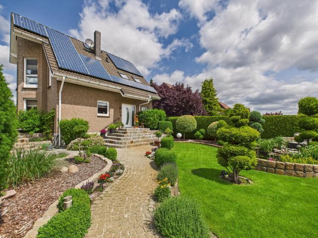 Provisionsfrei: Gepflegtes Einfamilienhaus mit Keller, PV Anlage, Pool und parkähnlichen Garten