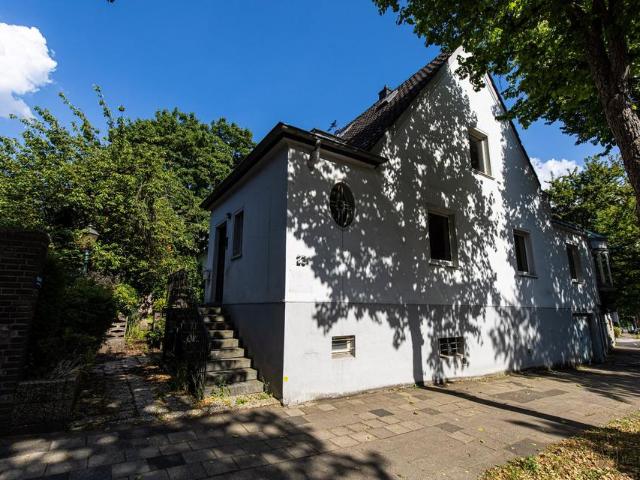 Provisionsfrei: Großes Einfamilienhaus mit Einliegerwohnung