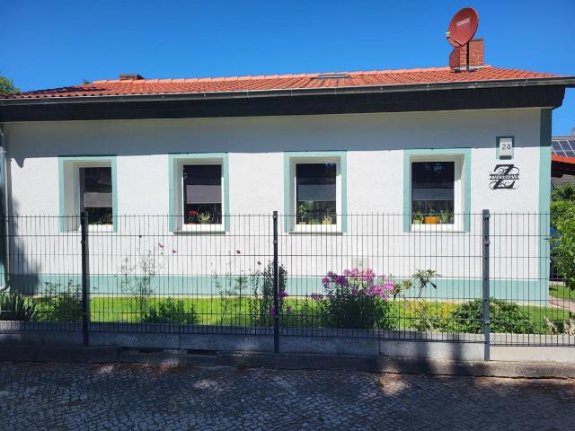 Provisionsfrei: Haus mit Garten, Pool & klugem Schnitt in ruhiger Lage. Ausbau Genehmigung vorhanden