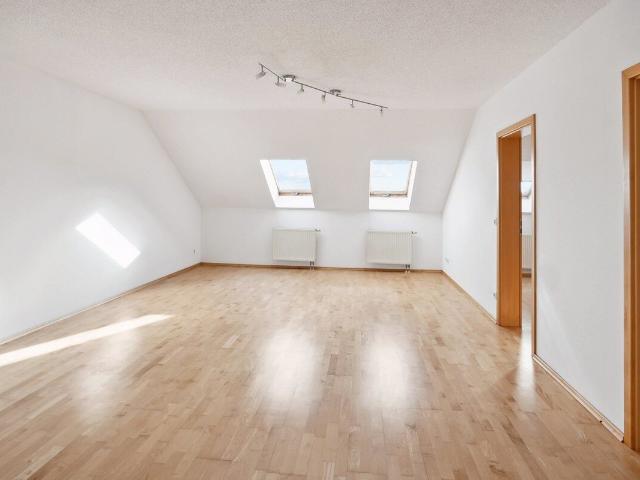 Provisionsfrei Helle, klug geschnittene 2 Zimmer Wohnung in gutem Zustand, mit Garage