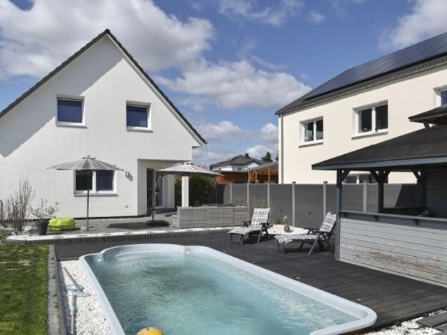 Provisionsfrei: Modernes, freistehendes Einfamilienhaus mit wunderschönem Garten und Pool in grüner und ruhiger Einfamilienhaus Gegend