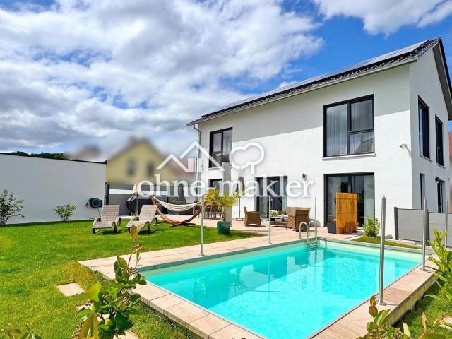 Provisionsfrei! Neuwertiges 2022 Einfamilienhaus mit A+ Effizienz, Pool, Smart Home und ELW