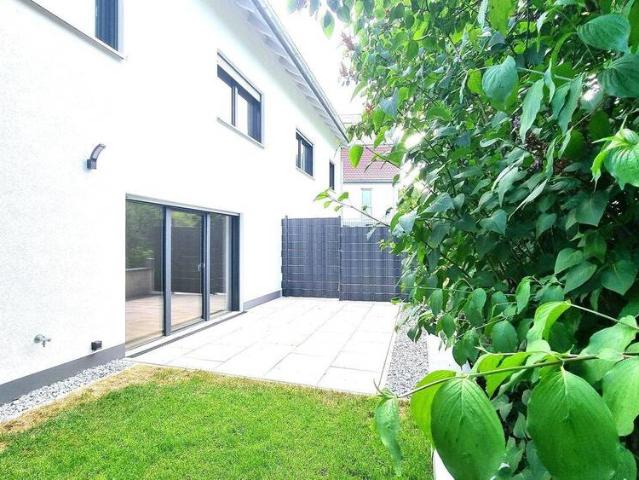 Provisionsfrei: Neue Doppelhaushälfte mit Carport für Zwei Fahrzeuge in Herzogenaurach – Zentrum