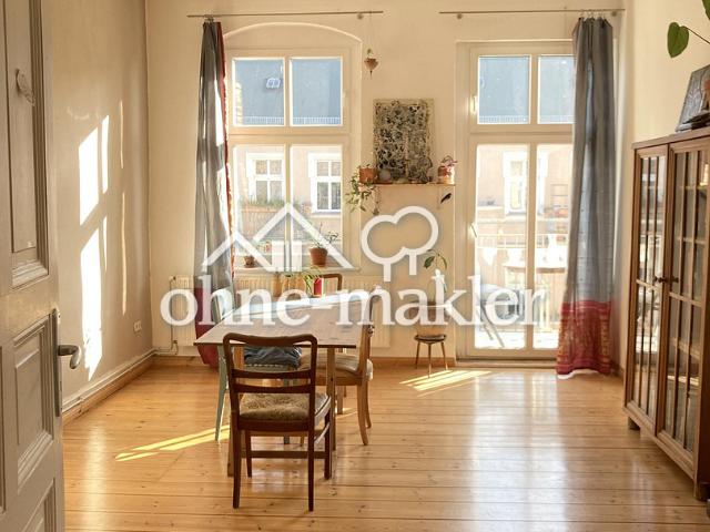 Provisionsfrei schöne 2 Zimmer Altbau Wohnung mit Balkon