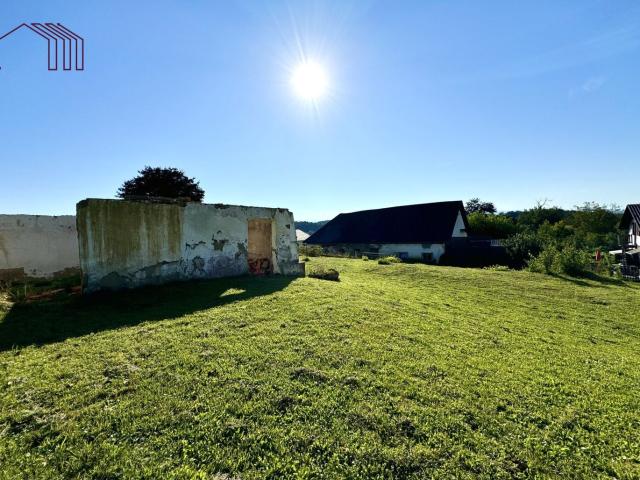 PROVISIONSFREI: Großes Grundstück mit sanierungsbedürftigem Altbestand in idyllischer Ruhelage
