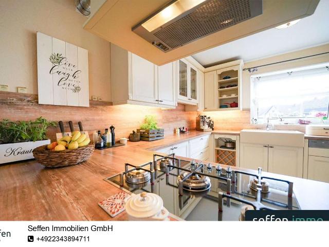 PROVISIONSFREI: Stilvolles Reihenendhaus auf großem Grundstück mit Garage & 2 Stellplätzen