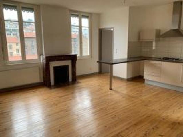 PROX FAURIEL/RUE DES ARMURIERS Dans bel immeuble avec jardin.
