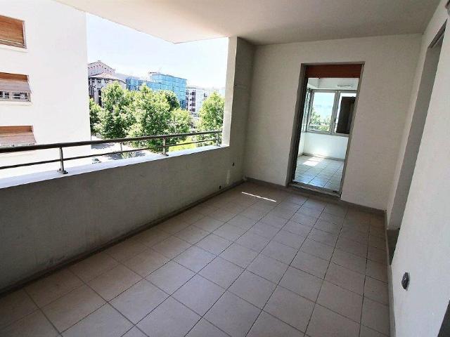 PROX.HOPITAL EUROPEEN. Dans immeuble avec ascenseur, appartement type 2 avec terrasse