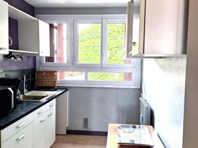 Prox place Wilson, T4 2 ch poss 3 au 1er étage avec balcon sur l'arrière de la copropriété.Possibilité garage