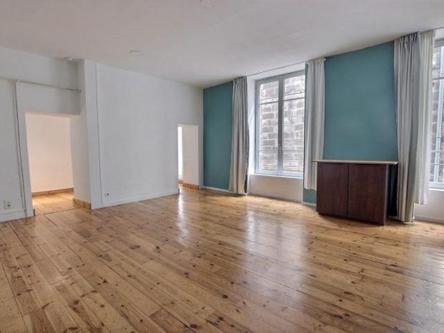 PROXIMITE CENTRE VILLE RUE DU PORT T1BIS ENTIEREMENT REFAIT AU 1ET ETAGE