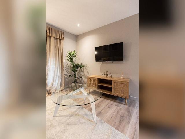 PROXIMITE ANATOLE FRANCE: Venez découvrir ce bel appartement meublé.