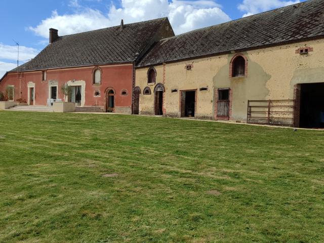Proximité de La Ferté Bernard, en bout de chemin, ancienne ferme restaurée