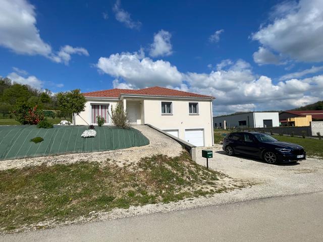 Proximité immédiate de Bar le Duc: Pavillon récent de plain pied dans village dynamique avec école