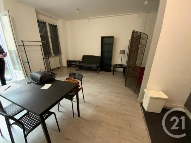 PROXIMITE JEAN JAURES / L'appartement se compose de: Une pièce de vie.