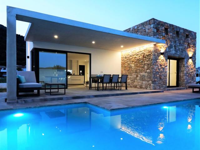 Proyecto De Villa. Chalet de diseño minimalista y rústico a. 113m² Tormos