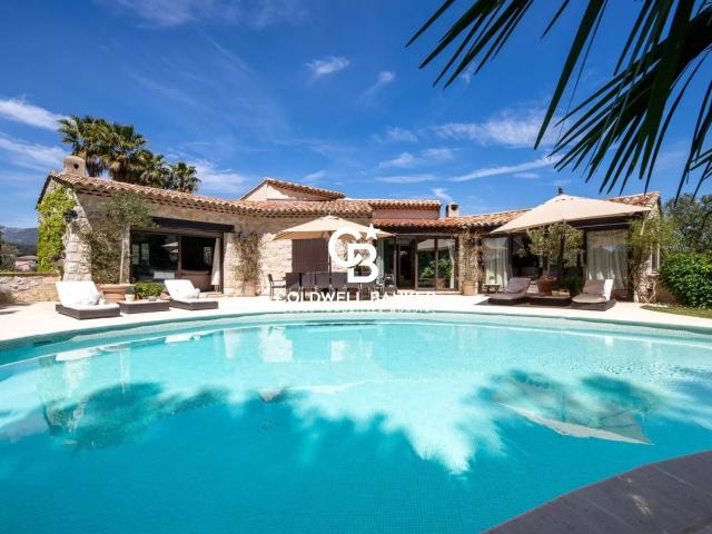 Proche commodités, calme absolu, généreuse villa 490m² Saint Paul