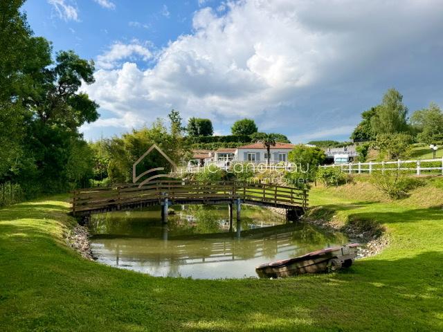 Proche commerces Propriété avec dépendances, piscine et plan d'eau Terrain de 5 200 m2
