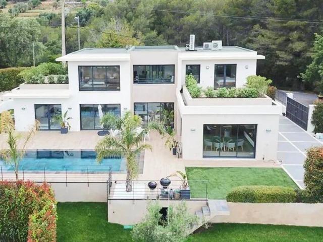 Proche Cannes: située dans un quartier résidentiel au calme. 230m² Cannes