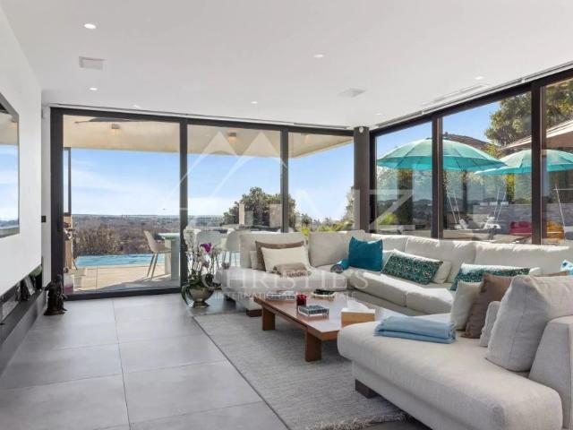 Proche Cannes Villa contemporaine vue mer