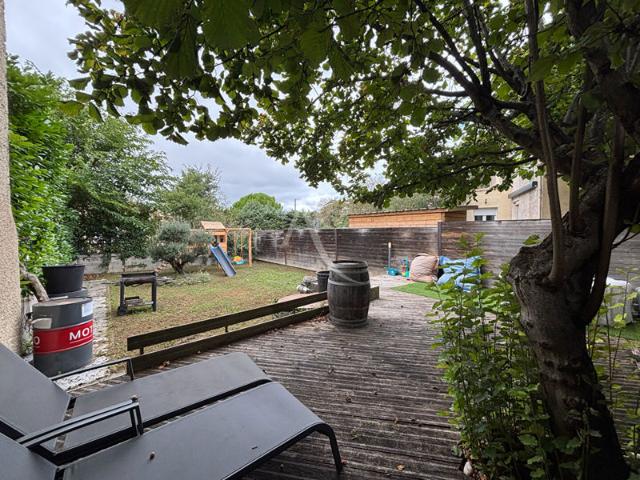 Proche CARCASSONNE, Maison de caractère rénovée avec garage et jardin