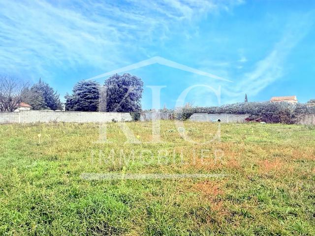 PROCHE CARCASSONNE TERRAIN 700 M2