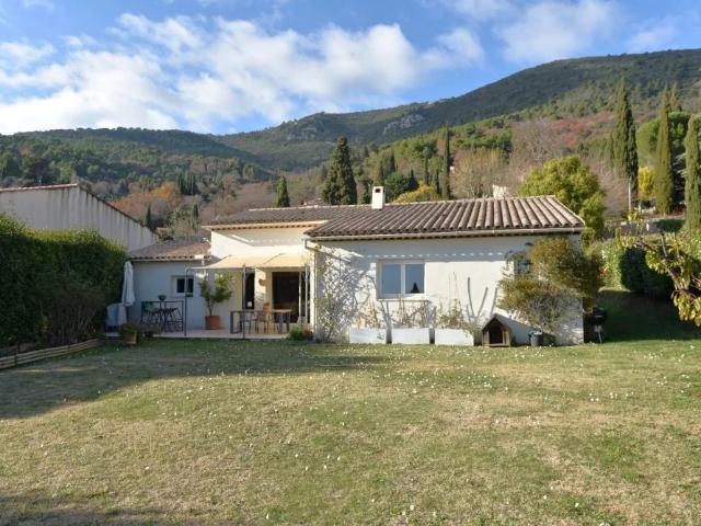 Proche centre village Villa de plain pied de 146 m² avec 3 chamb