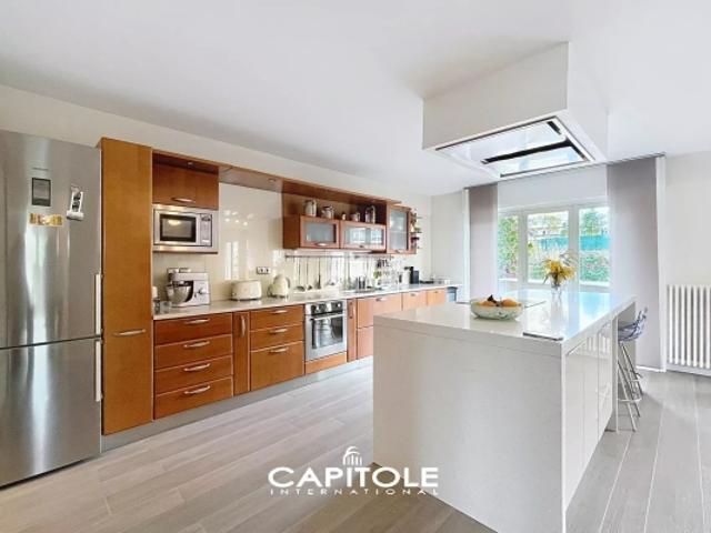 Proche centre ville d'Antibes, bel appartement villa d'env. 173 m², entièrement rénové, jardin paysager d'env. 311 m², double séjour de 70 m², 5 chambres. Atelier & 2