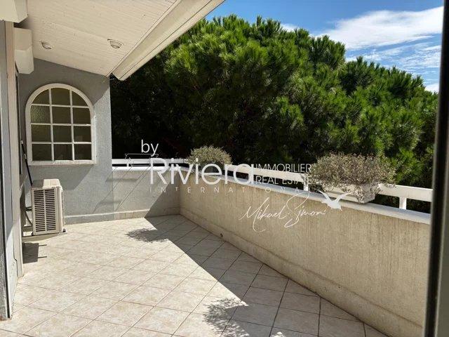 CAVALAIRE PROCHE CENTRE 4 PIECES 3 CHAMBRES DERNIER ETAG