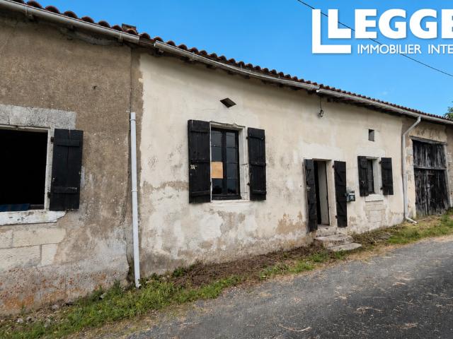 Proche Chalais, petite fermette non mitoyenne avec grange attenante et agréable jardin de 626 m²