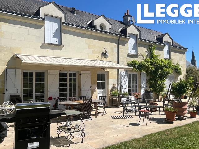 Proche Chinon. Maison en tuffeau de 4 chambres avec son gîte de 2 chambres, en très bon état. Jardin, piscine