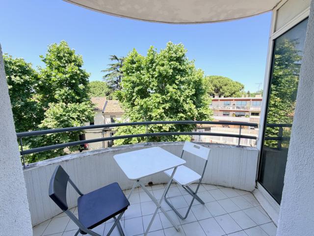Arceaux T1 lumineux avec balcon Dernier étage