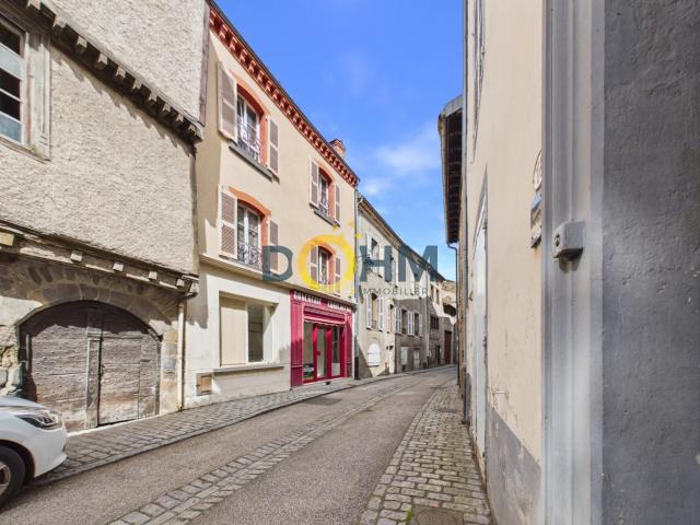 Proche autoroute dans village classé immeuble à vendre avec