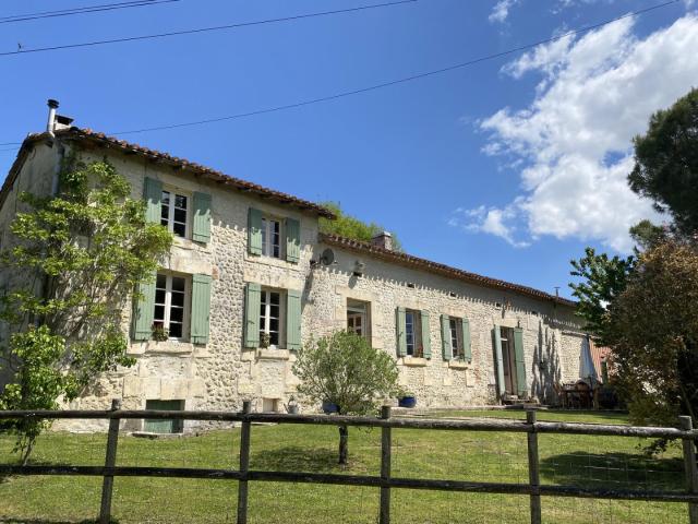 Proche Aubeterre, maison de campagne avec 2 maisons d'amis s. 300m² Aubeterre sur Dronne