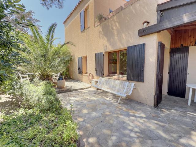 Proche Brusc Agréable appartement T3 en rez de jardin à proximité immédiate de la plage