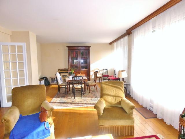 Proche gare, appartement 4 pièces, balcon, cave, place de parking intérieure.
