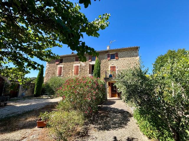 Proche Grignan, Belle maison de village en pierres avec pis. 257m² Grignan