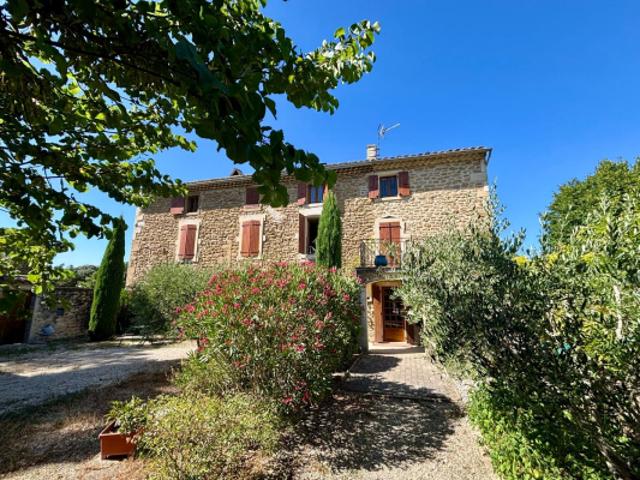 Proche GRIGNAN, Belle maison de village en pierres avec pis