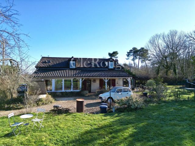 Proche d’Eymet – Ensemble immobilier avec potentiel gîtes /. 208m² Eymet